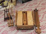 une petite table en bois avec des chaises et une chaise posée par terre