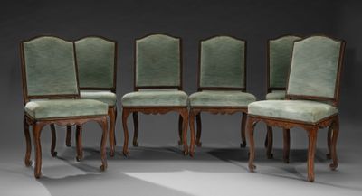 quatre chaises avec un revêtement vert, un revêtement vert, un revêtement vert, un revêtement vert, un revêtement vert, un revêtement vert, un revêtement vert, un revêtement vert