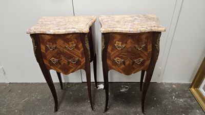 paire de tables de chevet à plateau en marbre de style Louis XV