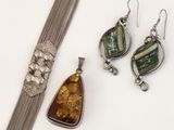 bracelet, collier et boucles d'oreilles en argent sertis d'une pierre verte