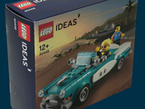 une boîte contenant une voiture Lego, sur fond bleu