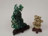 deux figurines assises l'une à côté de l'autre sur une table