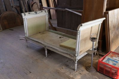 Lit de repos en bois peint, mouluré et sculpté. Style Louis …