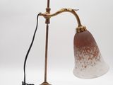 une image représentant une lampe à laquelle est attaché un cordon