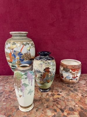 trois vases posés sur une table, avec un mur rouge en arrière-plan