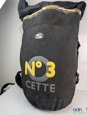 un sac noir portant le numéro 3, posé sur une table