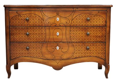 une photo d'une commode en bois ornée de sculptures