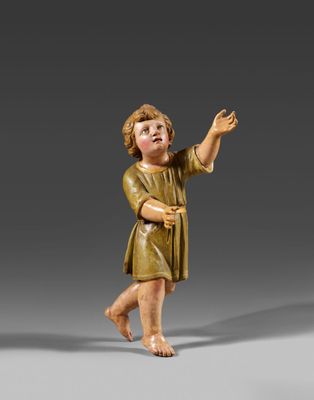 une image représentant la statue d'un garçon tenant un oiseau dans la main