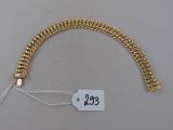 une photo d'un bracelet en chaîne dorée sur lequel figure une étiquette de prix
