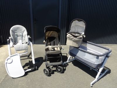 trois poussettes et un landau sur un parking