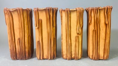 quatre livres empilés les uns sur les autres sur une table