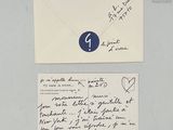 deux enveloppes qui ont été laissées sur la table