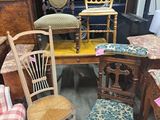 plusieurs chaises et une table dans une pièce
