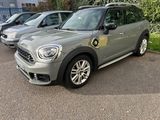 La Mini Countryman est garée sur un parking, à côté d'autres voitures.