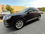 Le SUV Volkswagen noir est garé sur le bord de la route.
