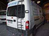 un bus blanc garé dans un garage