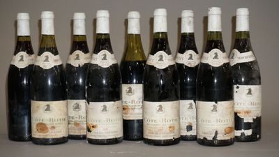 six bouteilles de vin sont alignées sur une table