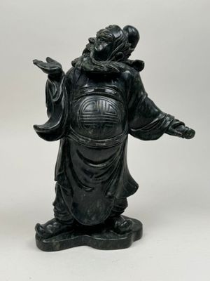 une image représentant la statue d'un homme les mains tendues