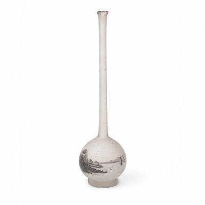 un vase blanc orné d'un motif en noir et blanc