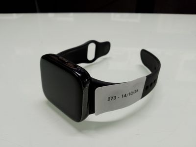 une montre connectée posée sur une table