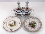trois assiettes et une soucoupe posées sur une table