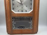 une horloge posée à côté d'une paire de ciseaux