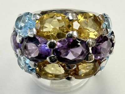 Des pierres violettes, jaunes et bleues sont disposées en cercle