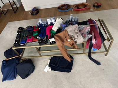 une table sur laquelle sont posés de nombreux vêtements