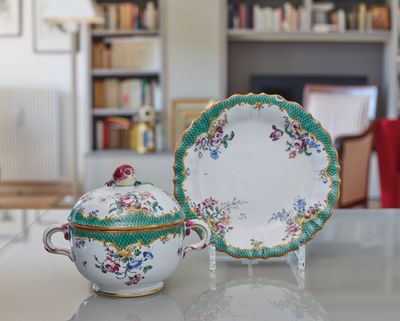 deux assiettes et un bol posés sur une table dans un salon