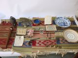 une table sur laquelle se trouvent de nombreux objets