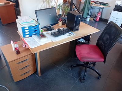 un bureau avec deux ordinateurs et une chaise dans la chambre