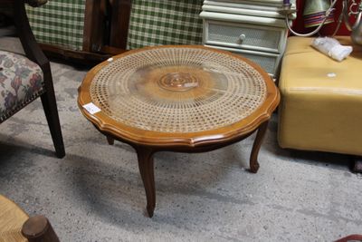 une table recouverte d'un plateau en osier