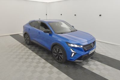 un 4x4 bleu garé dans un garage au sol en damier