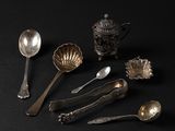 many spoons and spoons that are on a table