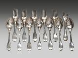 un grand nombre de fourchettes et de cuillères posées sur une table