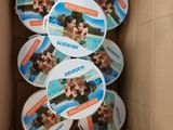 une boîte remplie de boutons sur lesquels figurent des photos de personnes