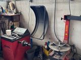 une photo d'un garage avec beaucoup d'outils sur le sol
