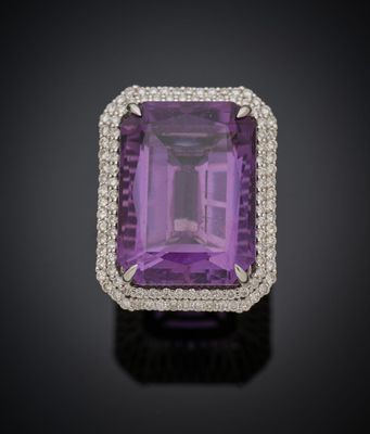 une bague en améthorate et diamants