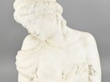 buste en marbre blanc représentant une femme tenant un bébé dans ses bras