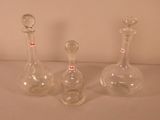 trois vases en verre posés sur une table