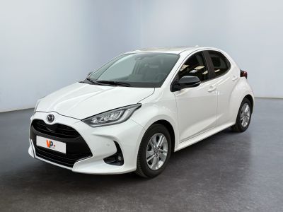 une Toyota Yaris blanche garée dans une pièce blanche