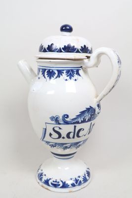 un vase bleu et blanc avec un couvercle sur une table