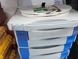 toutes ces boîtes qui se trouvent sur les rayons du magasin