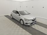 Une voiture grise est garée dans une pièce blanche au sol à carreaux.