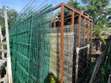 une clôture surmontée d'une cage