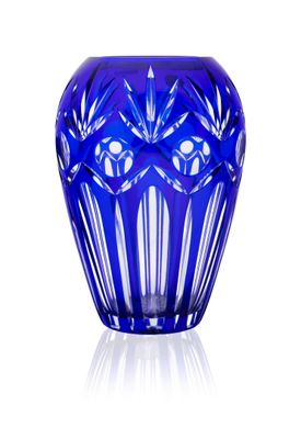 une image représentant un vase en verre bleu sur fond blanc
