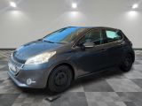 une voiture grise est garée dans une pièce au sol à carreaux