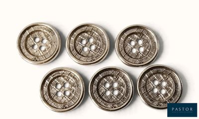 six boutons métalliques argentés percés d'un trou au milieu