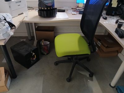 un bureau avec une chaise et un ordinateur dessus