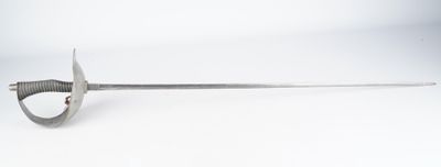 un couteau posé sur une surface blanche